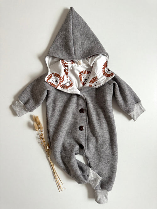 Walkoverall Mitwachsend Wollwalk grau Löwe Jersey Kapuze Mitwachsend handmade baby kind hejleen kidswear