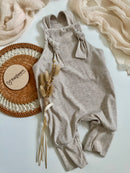 Latzhose beige Strampler creme knotenträger mitwachsend bequem baby Kleinkind hejleen kidswear handmade 