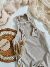 Latzhose beige Strampler creme knotenträger mitwachsend bequem baby Kleinkind hejleen kidswear handmade 