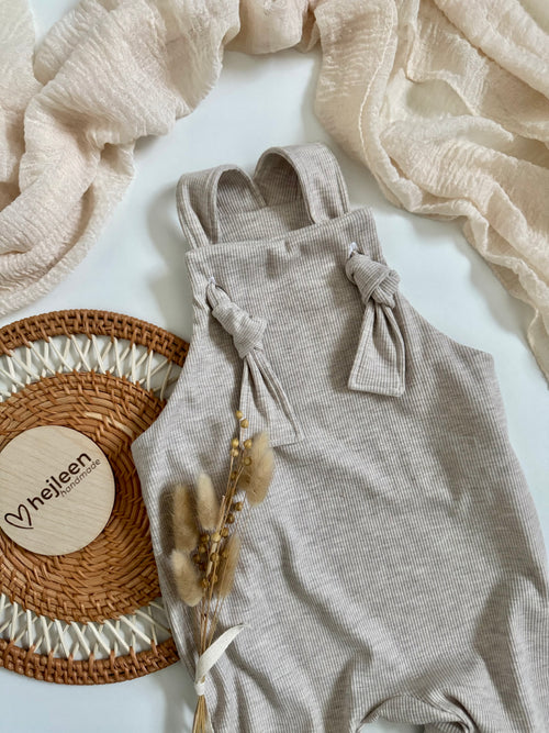 Latzhose beige Strampler creme knotenträger mitwachsend bequem baby Kleinkind hejleen kidswear handmade 
