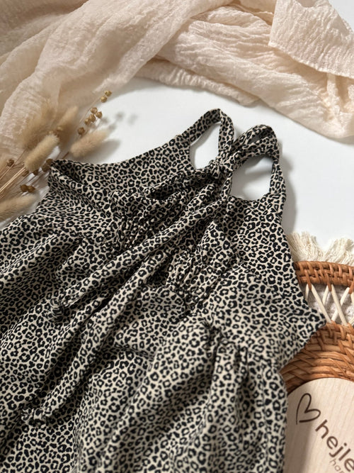 Allday romper Sommer Sommeroutfit Schleife auf dem rückenLeopardenmuster Leoprint Leomsuter braun schwarz handmade lockerer sitz baby kind mädchenoutfit hejleen kidswear handmade