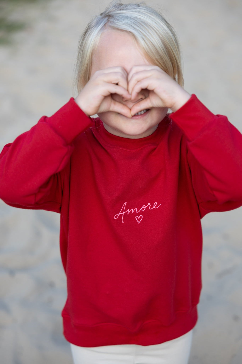 Roter Amore Oversized Sweater Pullover Pinker Schriftzug gestickt bestickt Handmade für Baby Kind Herz hejleen kidswear