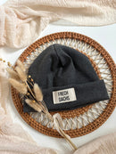 Beanie Mütze Anthrazit dunkelgrau schwarz frechdachs Label patch handmade erwachsene kinder hejleen kidswear