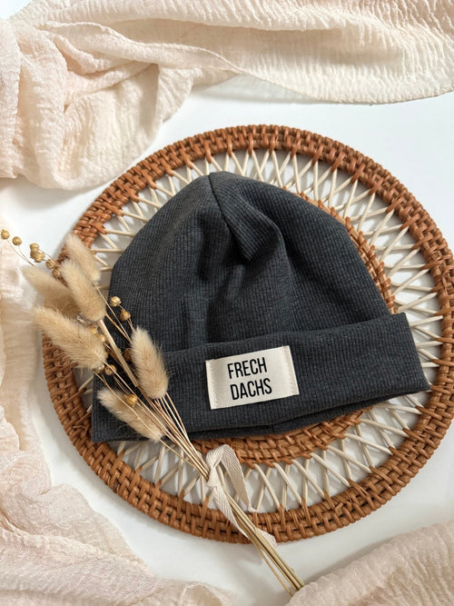 Beanie Mütze Anthrazit dunkelgrau schwarz frechdachs Label patch handmade erwachsene kinder hejleen kidswear