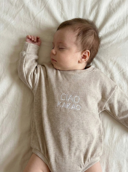 Ciao Kakao Sweater Romper für Babys Drückknöpfe beige  bestickt Statement handmade Pullover hejleen kidswear