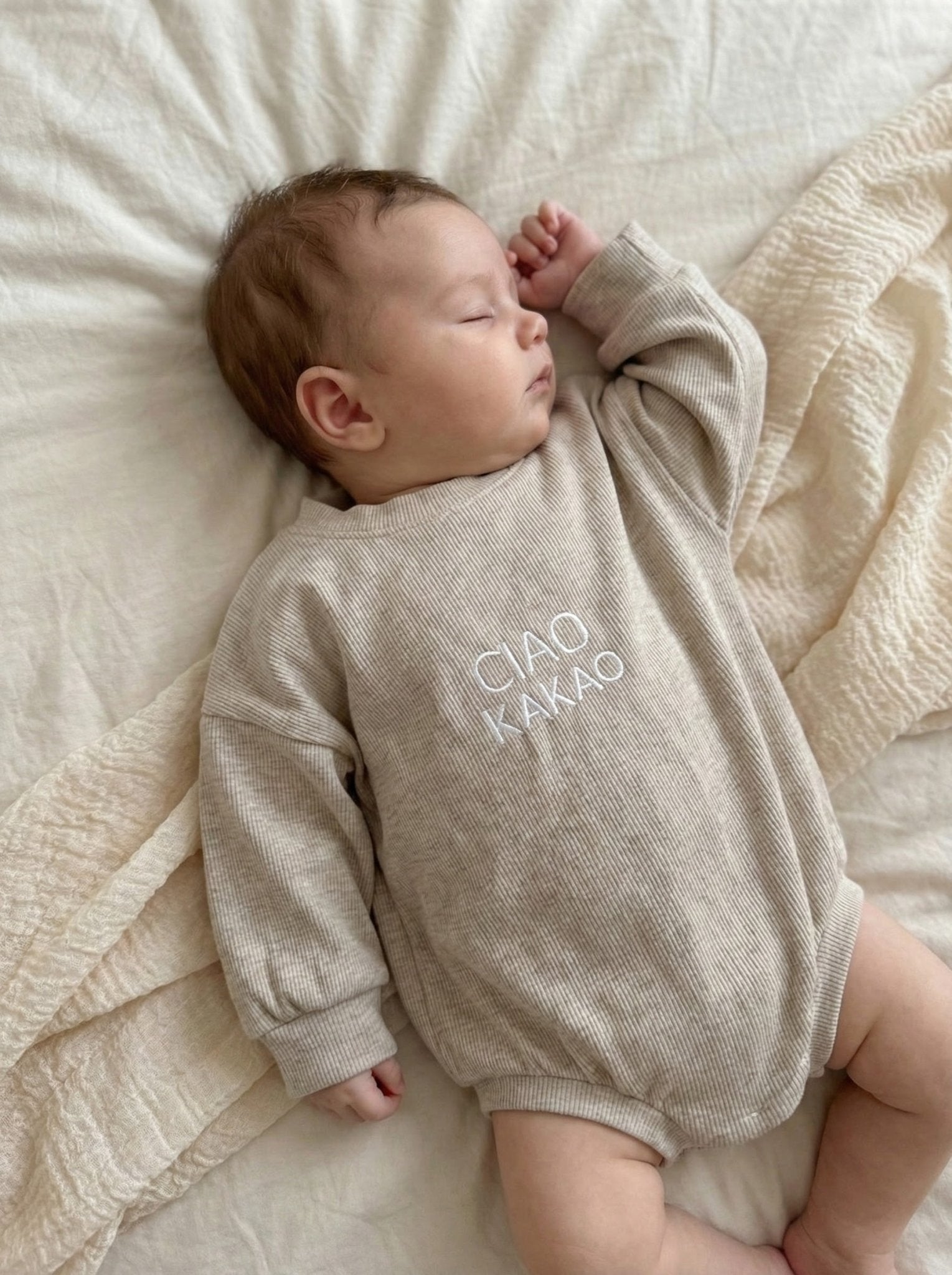 Ciao Kakao Sweater Romper für Babys Drückknöpfe beige  bestickt Statement handmade Pullover hejleen kidswear