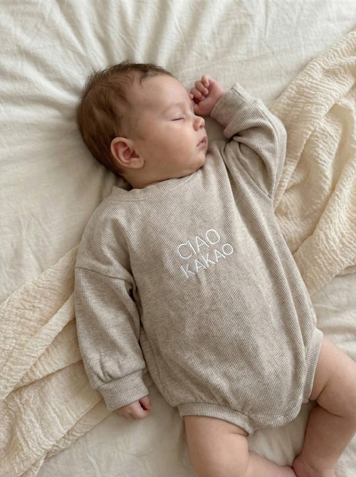 Ciao Kakao Sweater Romper für Babys Drückknöpfe beige  bestickt Statement handmade Pullover hejleen kidswear