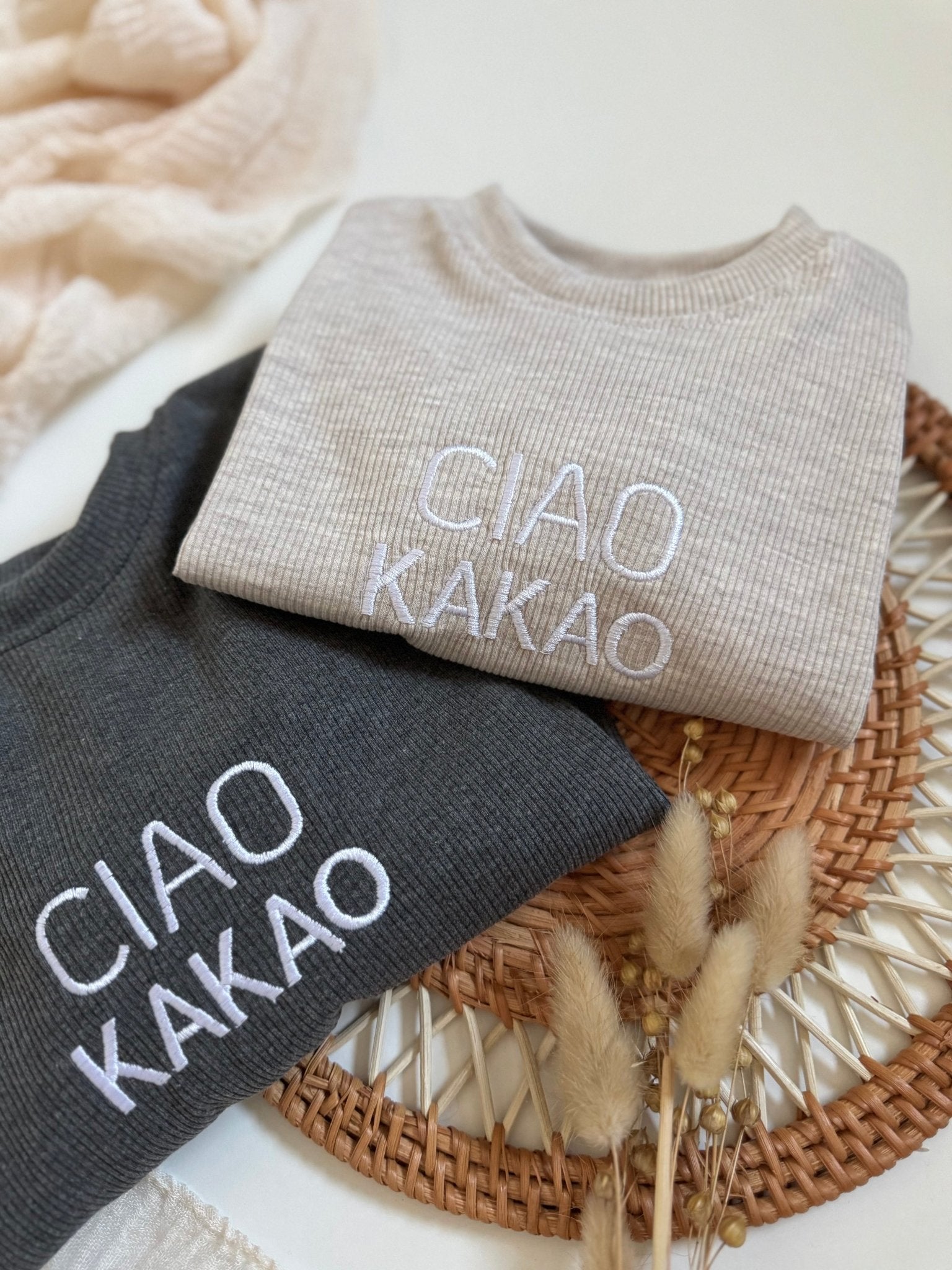 Ciao Kakao Sweater Romper für Babys Drückknöpfe beige  bestickt Statement handmade Pullover hejleen kidswear anthrazit schwarz