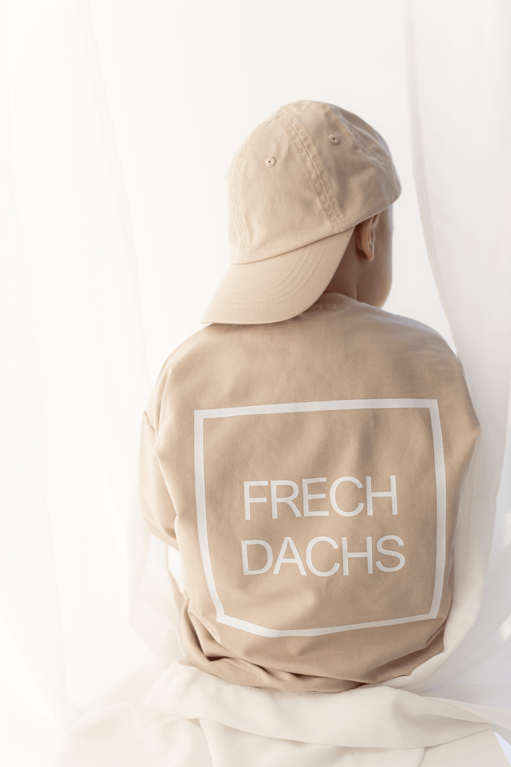 Frechdachs oversized Sweater Statement Rückenprint Handmade Pullover für Jungs und Mädchen Trend hejleen kidswear beige personalisiert mit Namen 