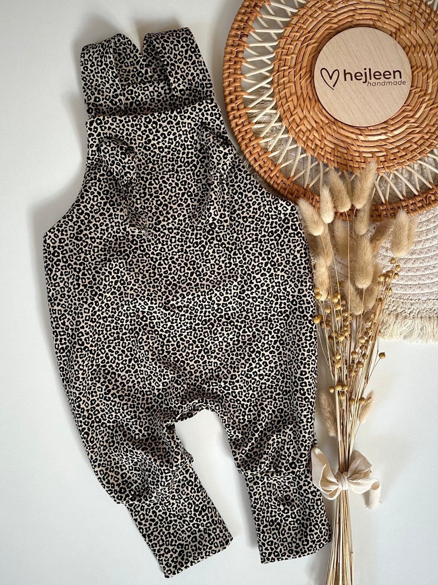 Gemusterte Latzhose mit Knotenträgern für Babys mitwachsend locker Leoprint Leopardenmuster handmade hejleen kidswear
