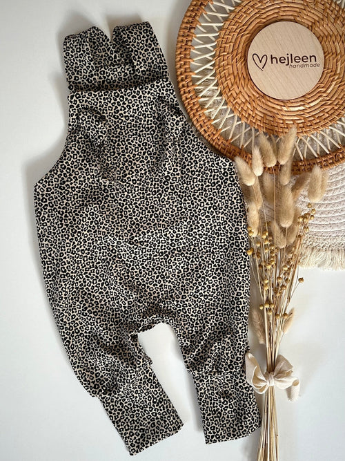 Gemusterte Latzhose mit Knotenträgern für Babys mitwachsend locker Leoprint Leopardenmuster handmade hejleen kidswear