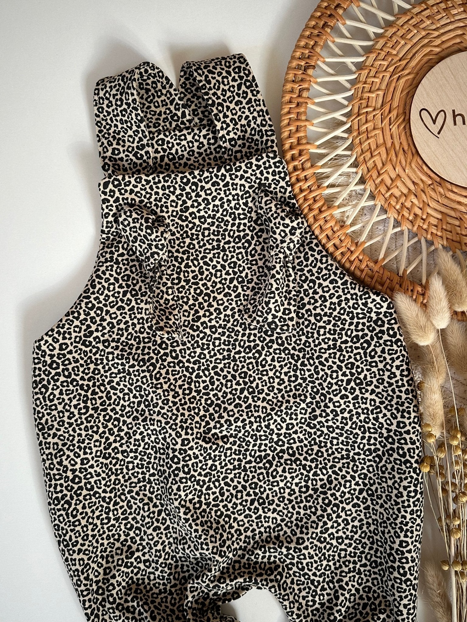 Gemusterte Latzhose mit Knotenträgern für Babys mitwachsend locker Leoprint Leopardenmuster handmade hejleen kidswear