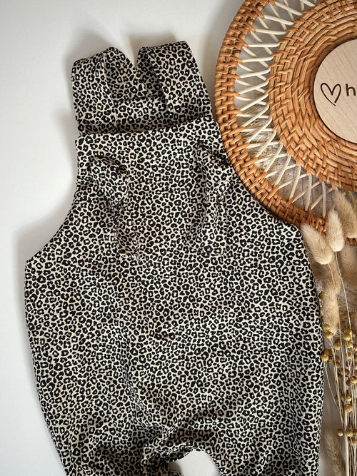 Gemusterte Latzhose mit Knotenträgern für Babys mitwachsend locker Leoprint Leopardenmuster handmade hejleen kidswear