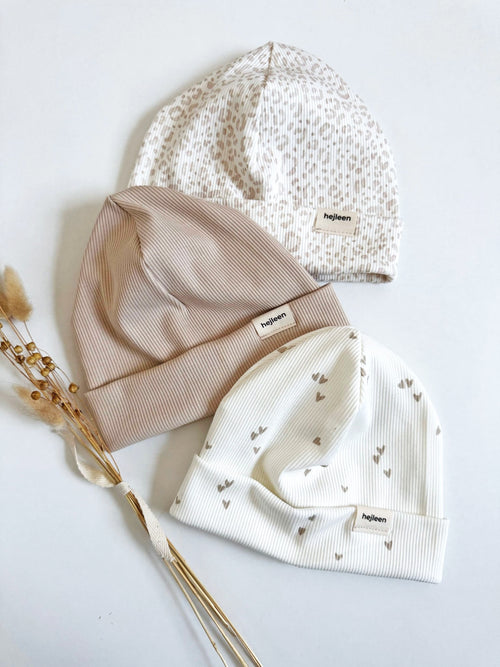 Handmade Beanie beige Karamell Leomuster Animalprint herzen Herzchen gemustert und gerippt für Babys und Kleinkinder Mütze für den Frühling Herbst und Winter hejleen kidswear