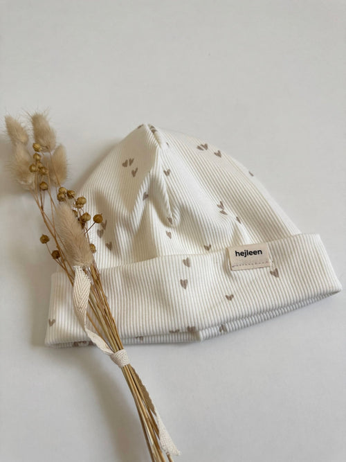 Handmade Beanie beige herzen Herzchen gemustert und gerippt für Babys und Kleinkinder Mütze für den Frühling Herbst und Winter hejleen kidswear