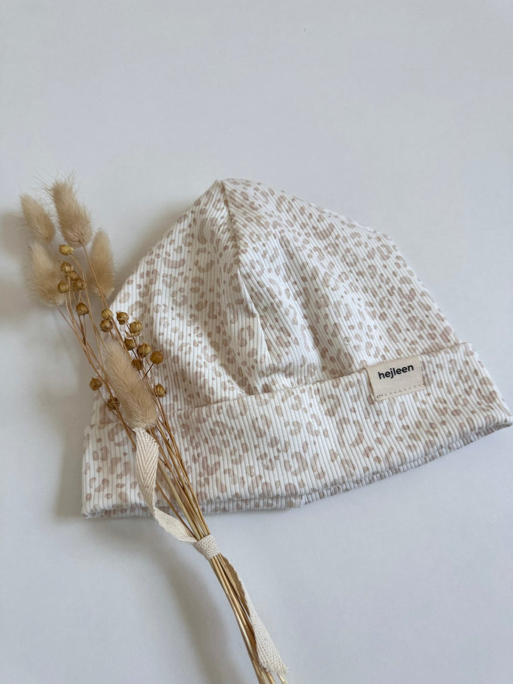 Handmade Beanie beige Karamell braun gerippt Leoprint Leopardenmuster Animalprint schlicht für Babys und Kleinkinder Mütze für den Frühling Herbst und Winter hejleen kidswear