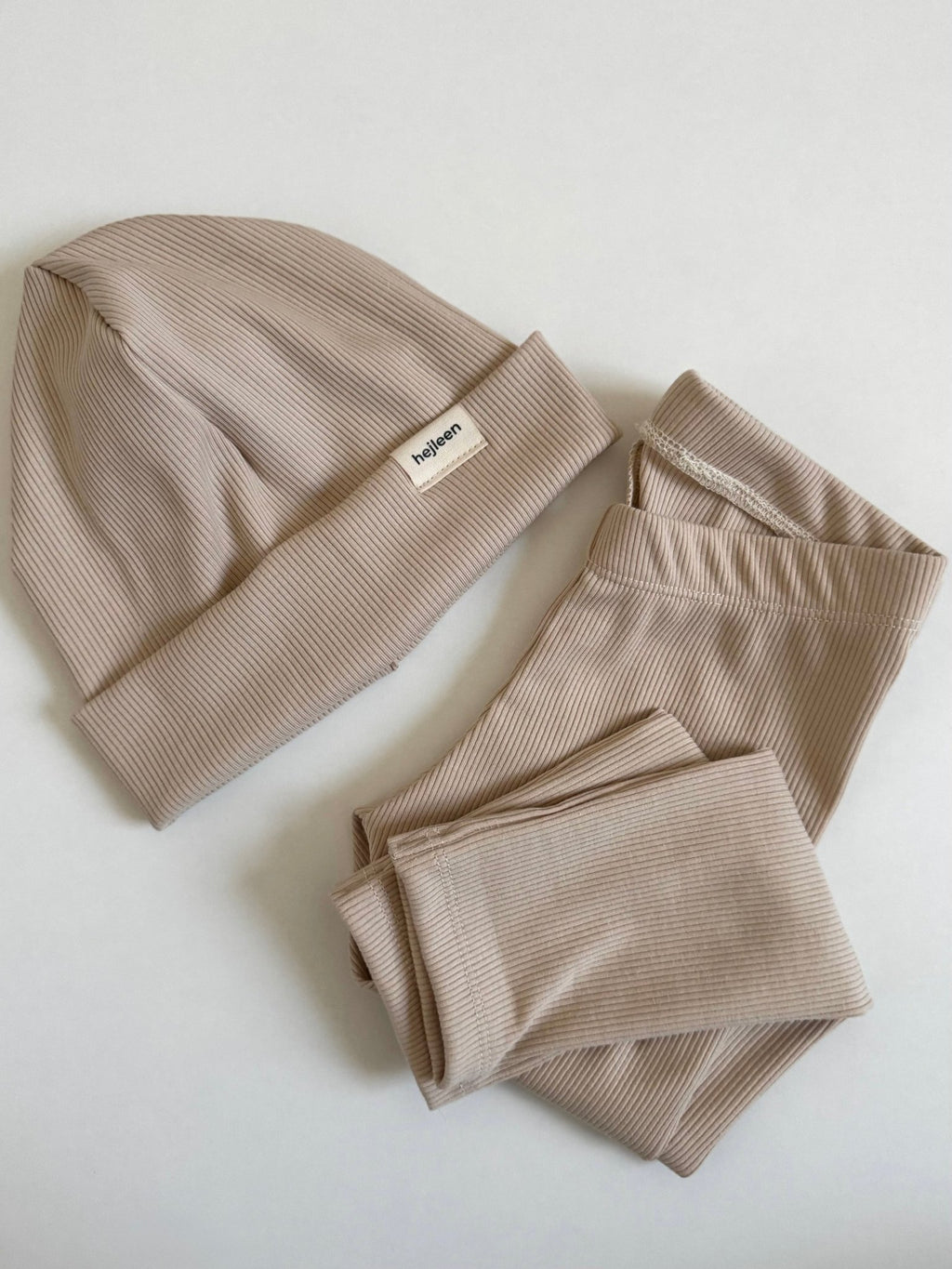 Handmade Beanie Mütze und Leggings Hose in braun Karamell beige für Babys und Kleinkinder hejleen kidswear