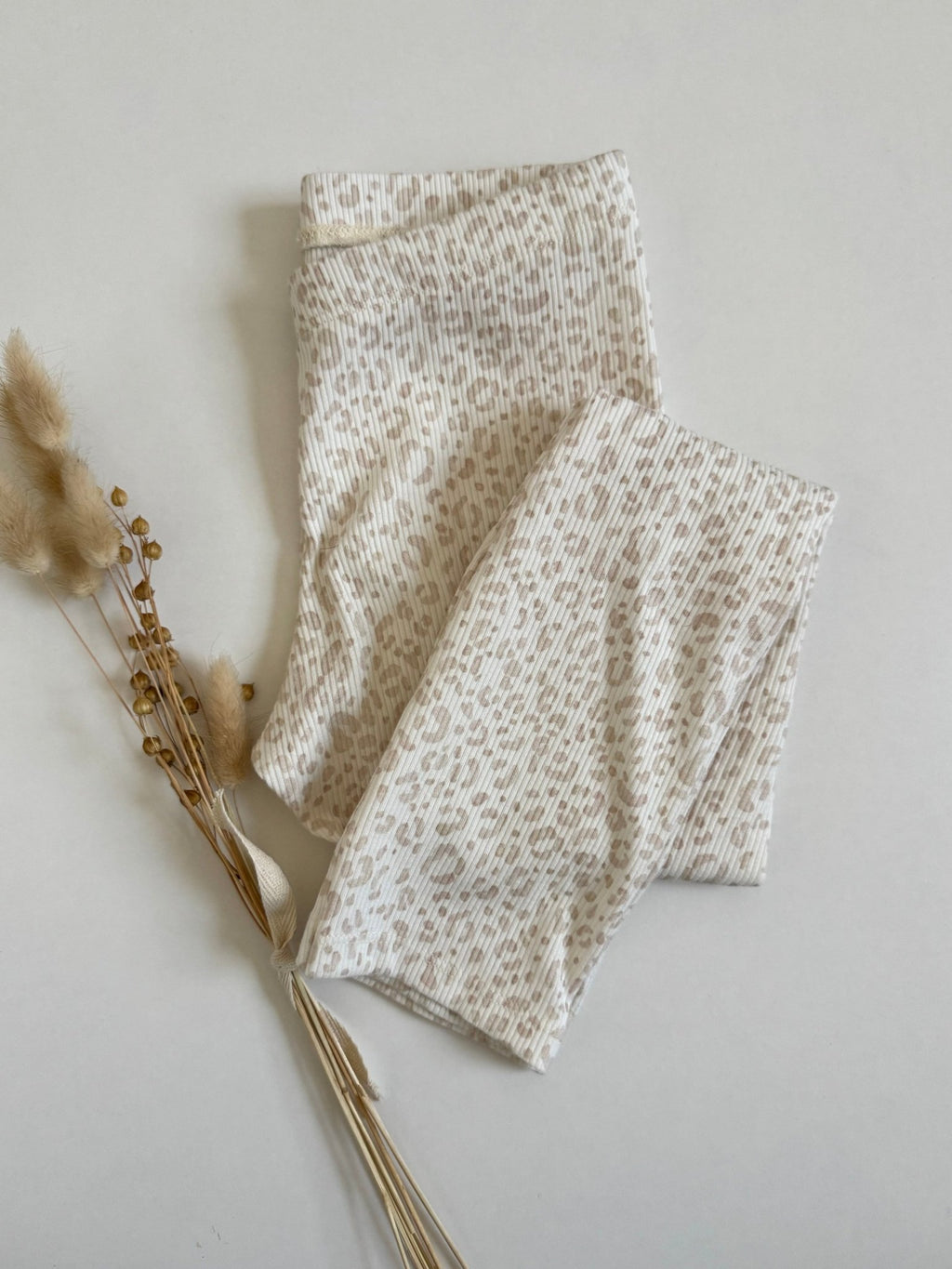 Gerippte Leggings - beige White Leo - hejleen kidswear handmade für Kinder und Babys Animalprint Leopardenmuster Leoprint