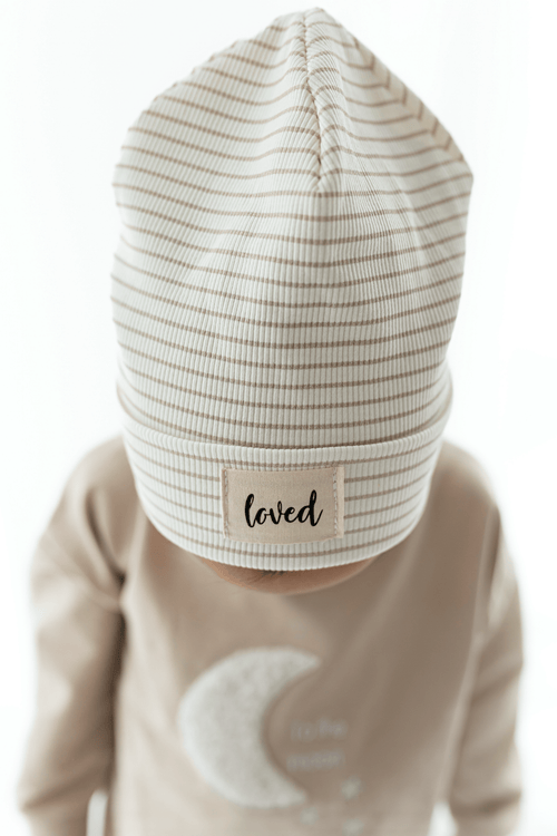 Gestreifte Beanie Mütze loved Label Patch Handmade für Baby Kind creme beige hejleen kidswear