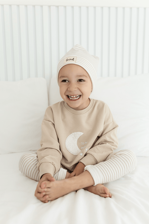 Gestreifte Beanie Mütze loved Label Patch Handmade für Baby Kind creme beige hejleen kidswear Mond Pullover Moon Leggings