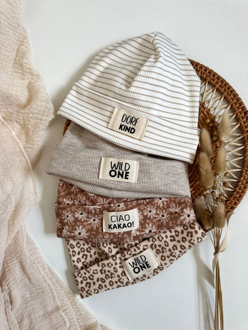 Gestreifte Beanie Mütze loved Label Patch Handmade für Baby Kind creme beige hejleen kidswear Leoprint Animalprint 