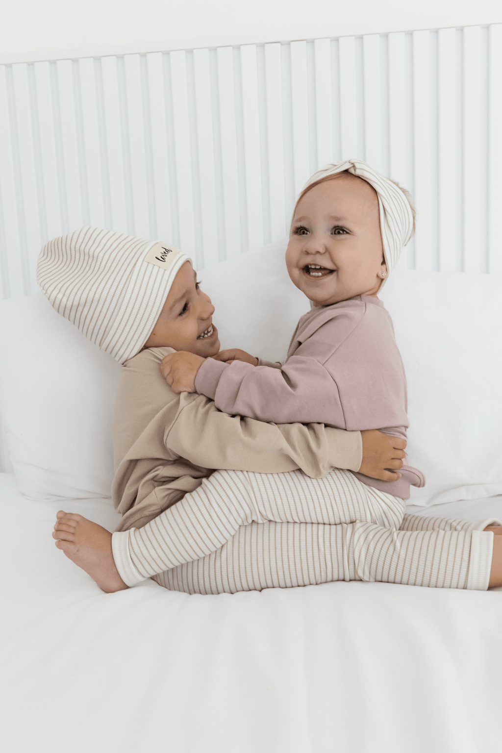 Gestreifte Leggings beige Creme Hose To the moon Oversized Sweater Pullover Altrosa Geschwisteroutfit handmade Kind Baby hejleen kidswear Beanie Mütze