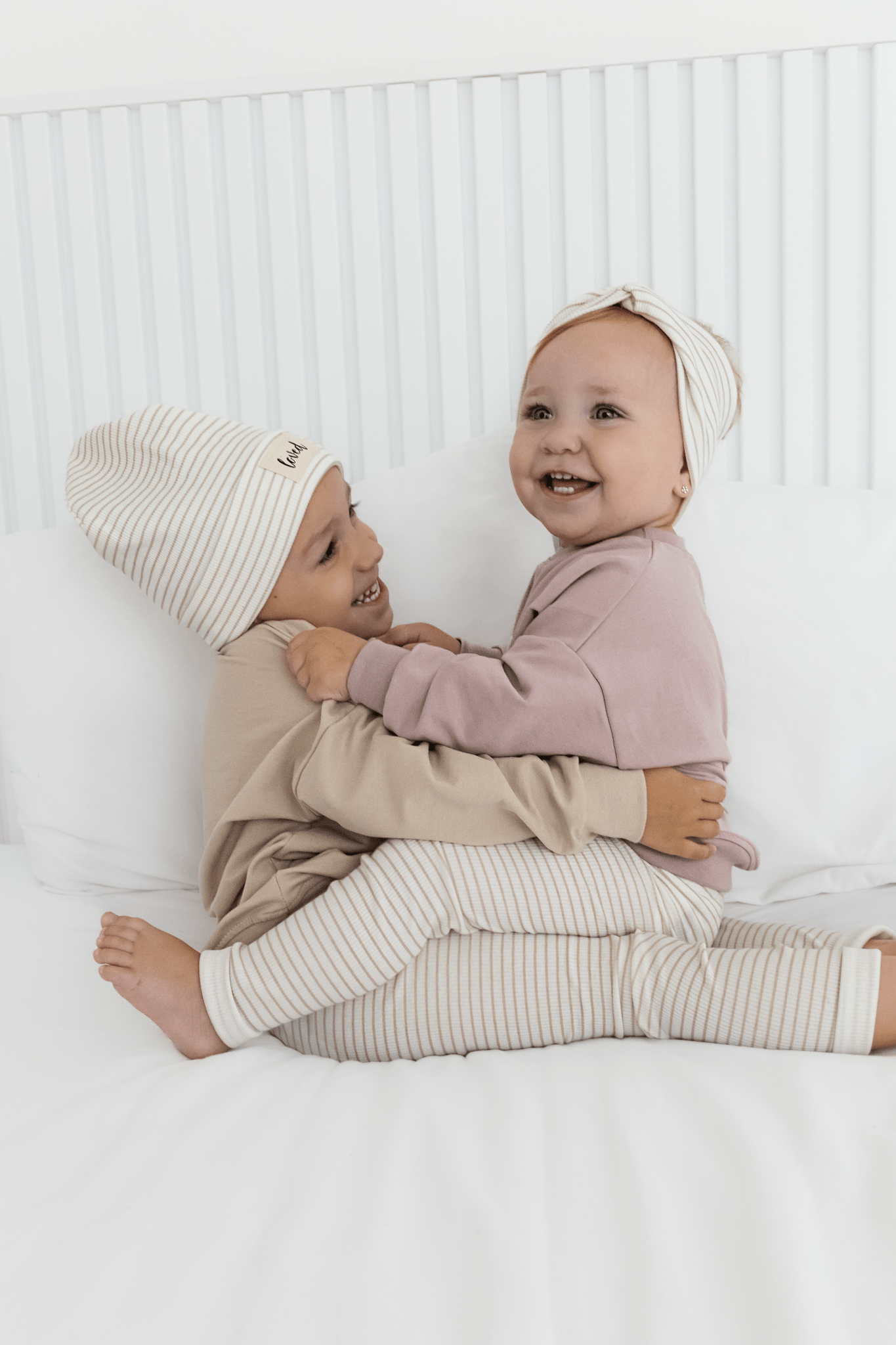 Gestreifte Leggings beige Creme Hose To the moon Oversized Sweater Pullover Altrosa Geschwisteroutfit handmade Kind Baby hejleen kidswear Beanie Mütze