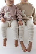 Gestreifte Leggings beige Creme Hose To the moon Oversized Sweater Pullover Altrosa Geschwisteroutfit handmade Kind Baby hejleen kidswear