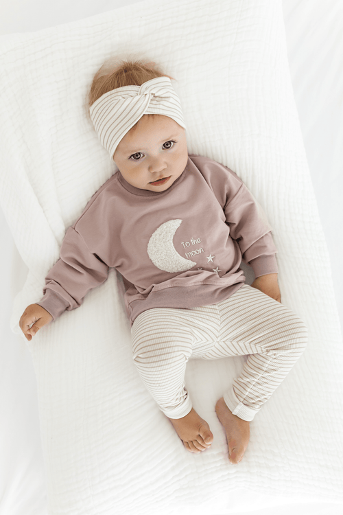 Gestreifte Leggings beige Creme Hose To the moon Oversized Sweater Pullover Altrosa handmade Kind Baby hejleen kidswear Stirnband Knotenstirnband