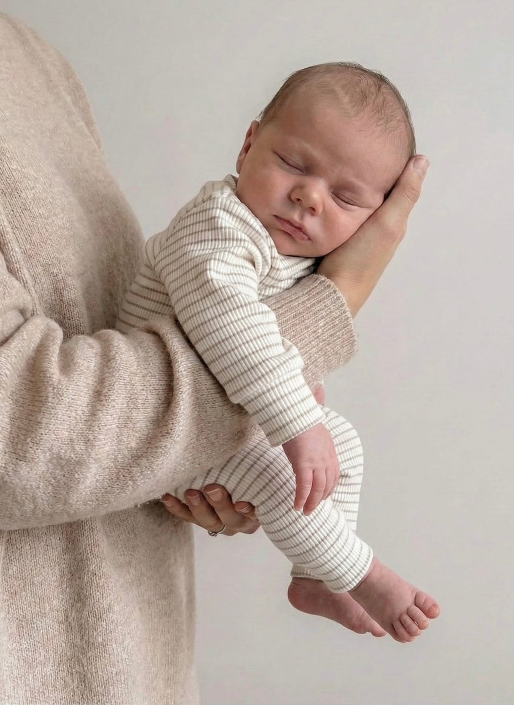 Gestreifter Sweater Leggings creme beige Baby Handmade Outfit für Jungs Mädchen hejleen kidswear schlafendes baby