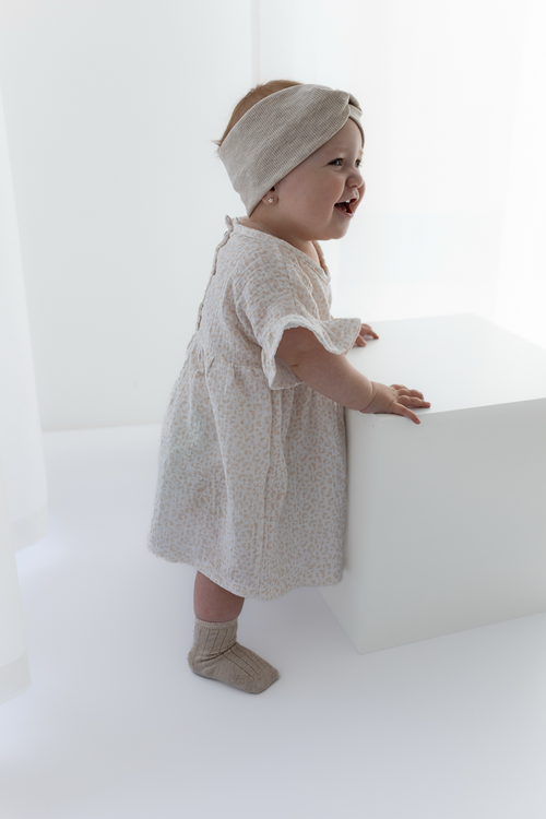Musselin Kleid in Leoprint Baumwolle beige creme weiß Animalprint Leopardenmuster beige Stirnband Knotenstirnband Mädchenkleid Rüschen Knöpfe Knopfleiste hejleen kidswear