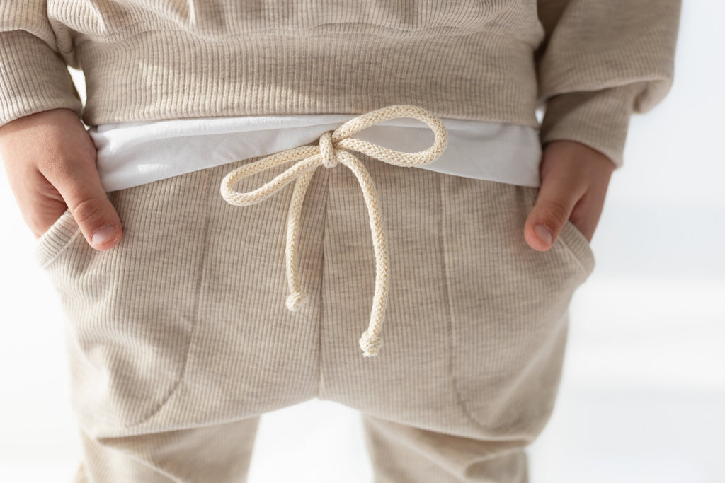 Jogger beige creme Hosentasche Rippjersey gerippt handmade cool hejleen kidswear baby kind Hose