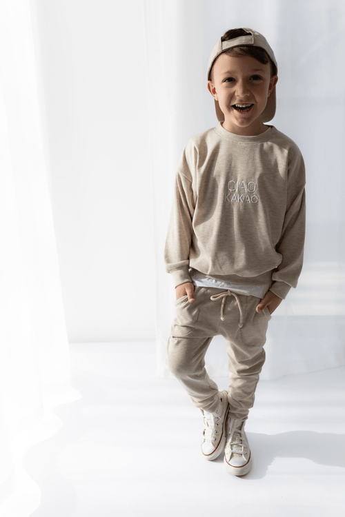 Jogger beige creme Hosentasche Rippjersey gerippt handmade cool hejleen kidswear baby kind Hose Ciao Kakao Statement bestickt Oversized Sweater