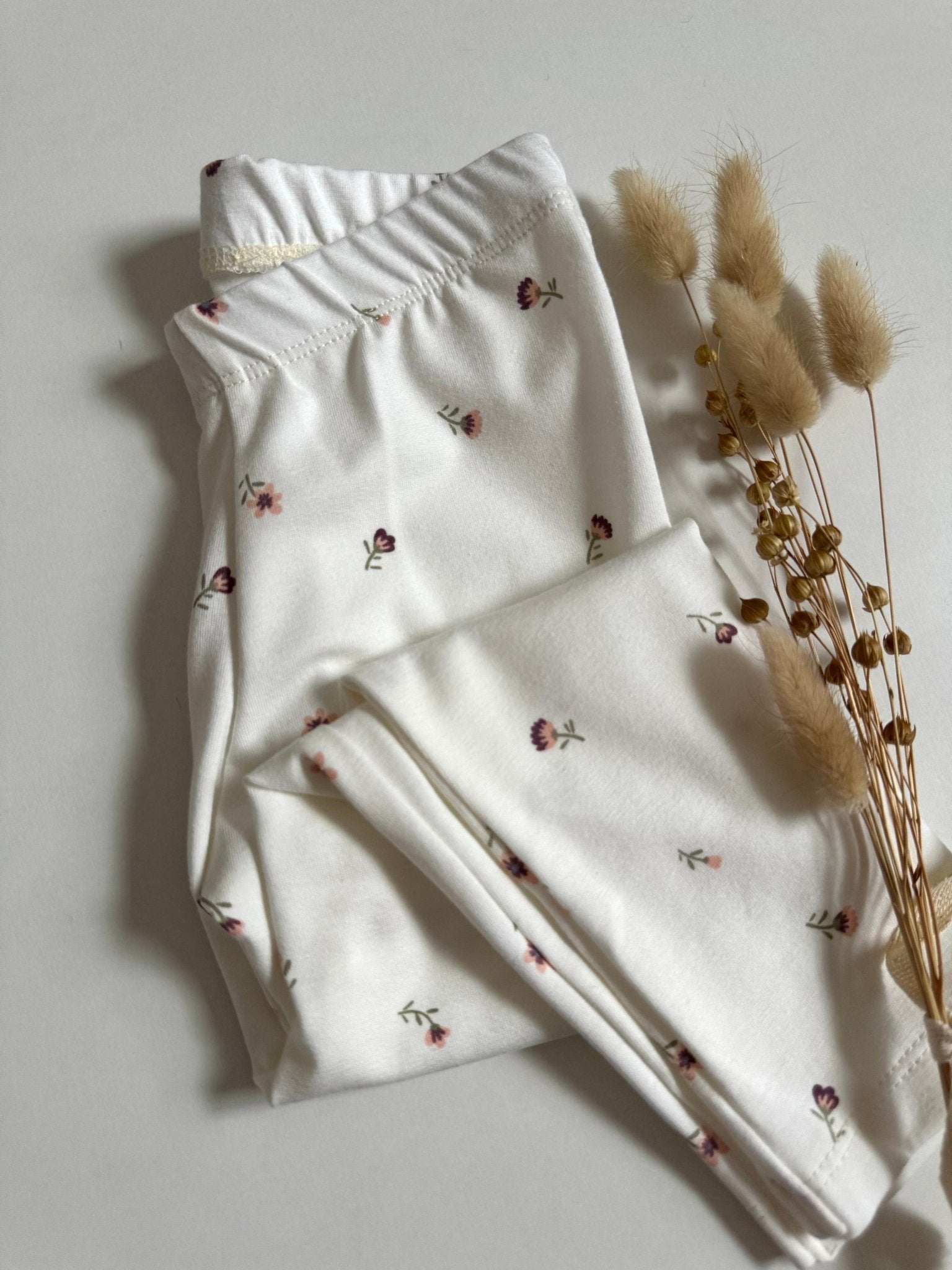 Weiße Leggings mit buntem Blümchenmuster für Babys und Kinder von hejleen kidswear
