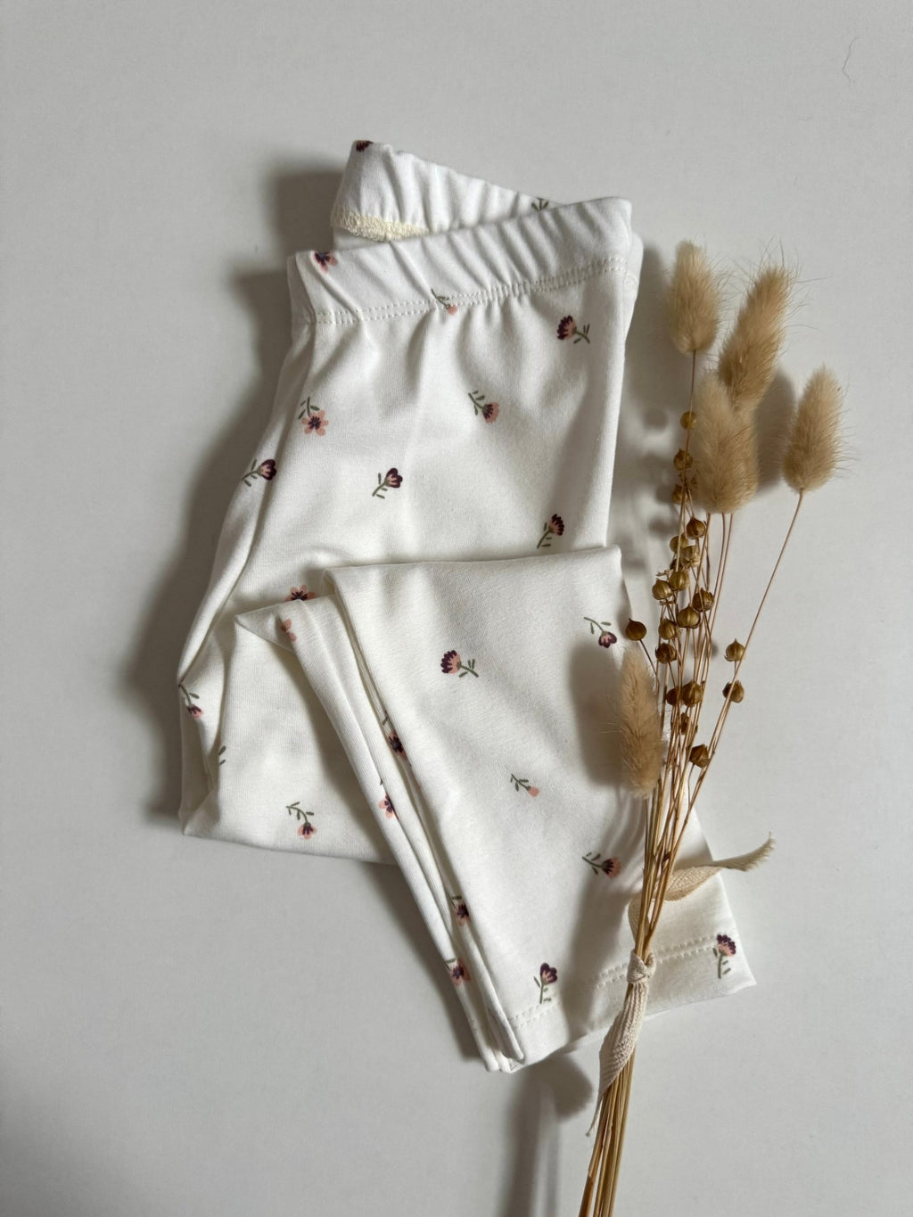 Weiße Leggings mit buntem Blümchenmuster für Babys und Kinder von hejleen kidswear