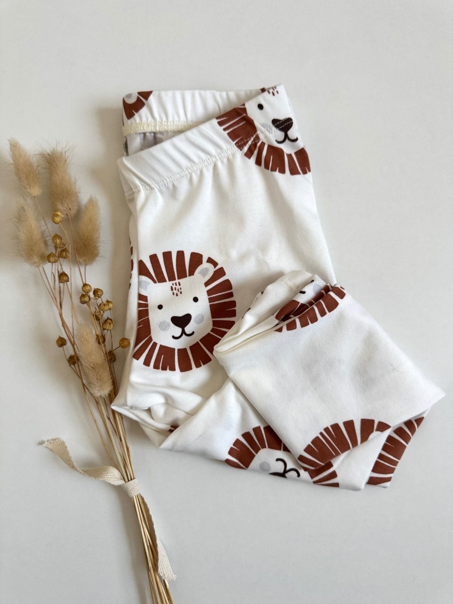 Leggings in weiß mit Löwenmuster für Jungs Handmade für Babys und Kinder von hejleen kidswear