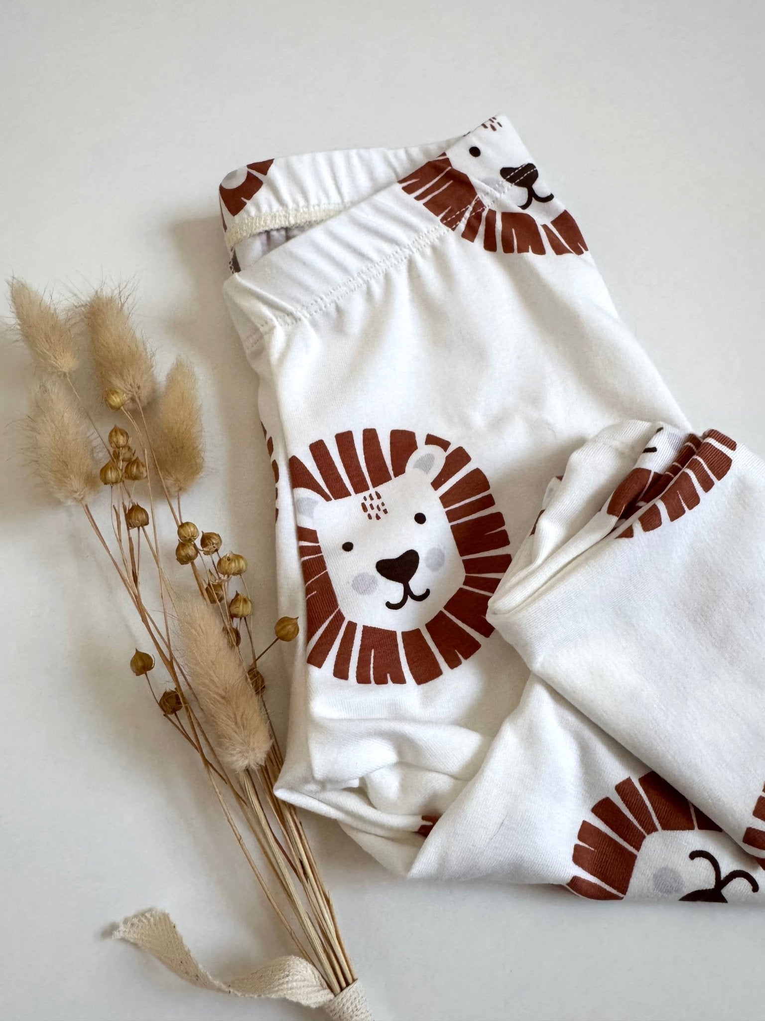 Leggings in weiß mit Löwenmuster für Jungs Handmade für Babys und Kinder von hejleen kidswear Löwenkopf