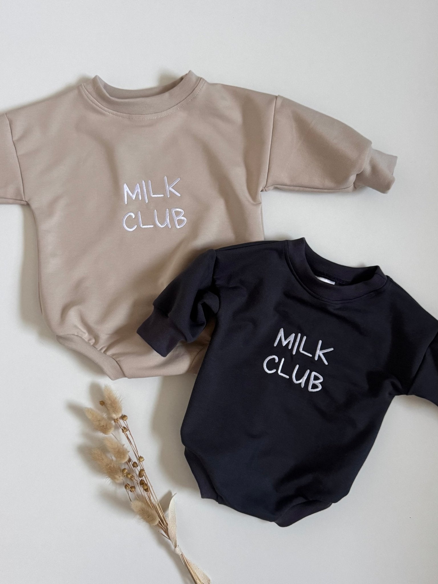 Milk Club Sweater Romper Handmade für baby gestickt bestickt Statement Geschenk zur Geburt beige schwarz dunkelgrau Knopfleiste Pullover Oversized hejleen kidswear
