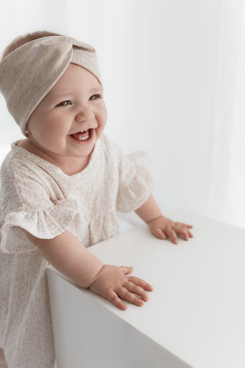 Musselin Kleid in Leoprint Baumwolle beige creme weiß Animalprint Leopardenmuster beige Stirnband Knotenstirnband Mädchenkleid Rüschen 