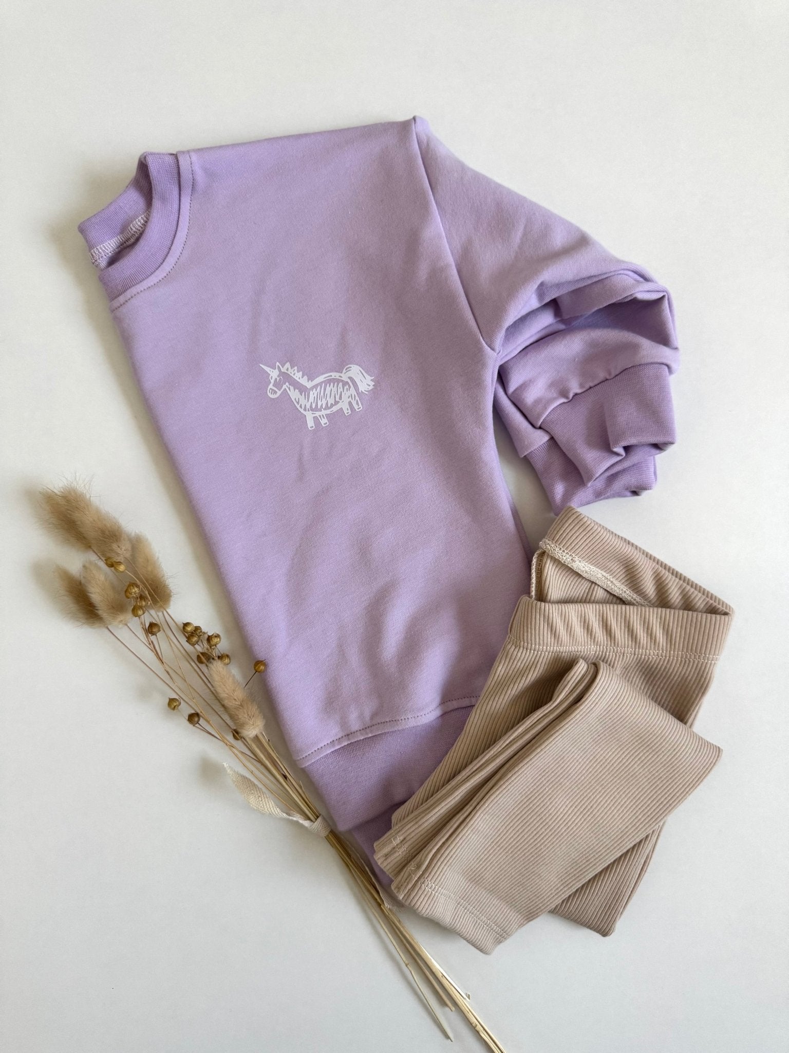 Einhorn Pullover Oversized Sweater Flieder Lavendel Unicorn mit Beige Karamell leggings für Baby Kinder hejleen kidswear