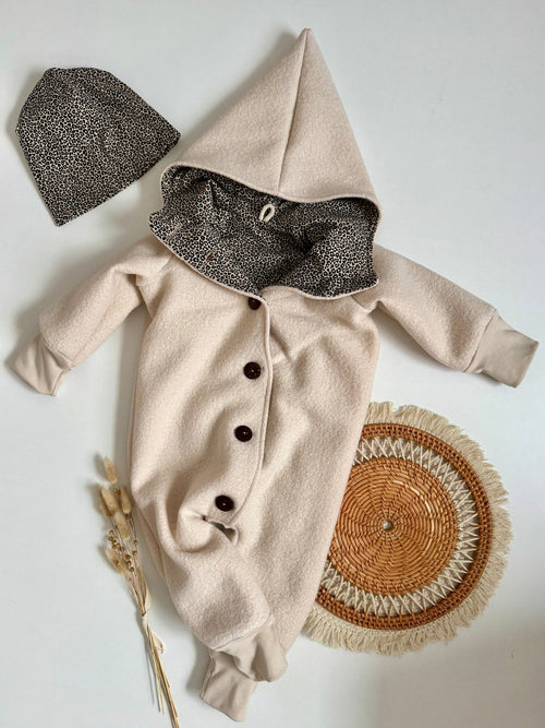 Walkoverall Mitwachsend Wollwalk vanille creme leoprint leopardenmuster Kapuze handmade baby kind hejleen kidswear jersey beanie